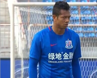 旧日的重量级拳击冠军乔治（迈克尔•加•怀特 Michael Jai White 饰）在俄罗斯拍摄告白过活，某天他的家被人闯进后放置了年夜量福寿膏，因而乔治因贩毒进狱。这场谗谄的幕后主使是俄罗斯本地的黑拳界，他们操纵监犯们的搏击角逐开设赌局，而乔治超卓的死后令他成了牢狱的方针，各方但愿乔治能与狱中拳王伯伊卡（斯科特•阿金斯 Scott Adkins 饰）一战。谢绝成为黑拳界投机东西的乔治在狱中处境艰巨，除狱警的欺侮，伯伊卡一众也不抛却任何搬弄乔治的机遇，当乔治发现本身除登上擂台已没有任何取得自由的可能今后，他决然决议与伯伊卡决战。但是具有凌厉腿法的伯伊卡其实不是一个初级的敌手……